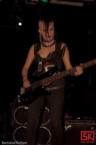 2009_11_11_cemetary_girlz