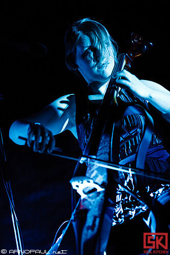 2010-03-19-outsideroyalty