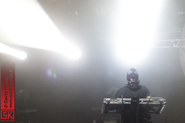 2011_07_14_bloodybeetrootsdeadcrew77