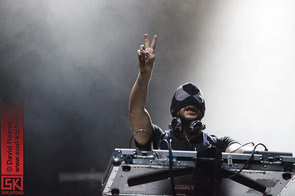 2011_07_14_bloodybeetrootsdeadcrew77