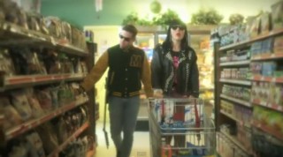 clip : Sleigh Bells – Comeback Kid